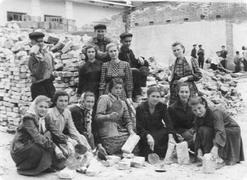 Жители города разбирают завалы