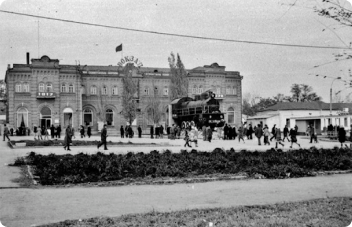 Памятник “Паровоз” на площади Восстания