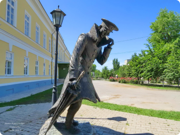 Скульптура «Человек в футляре», – скульптор Д.Р. Бегалов.