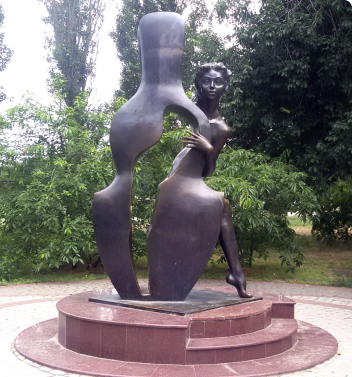 Скульптура «Роман с контрабасом», – скульптор Д.В. Лындин